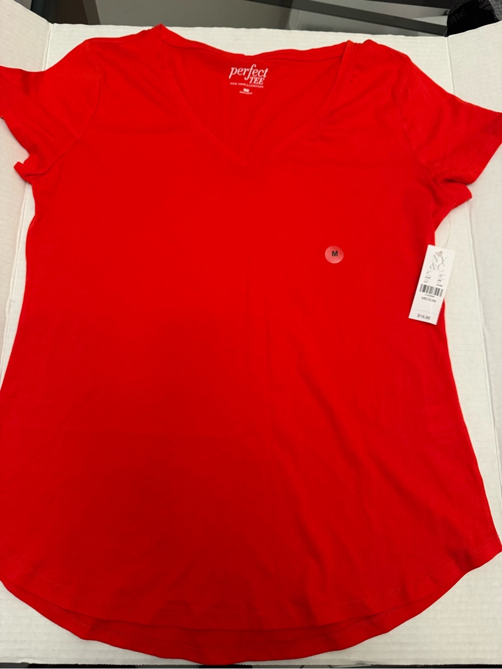 New York & Company Red V-Neck Short Sleeve Tee
